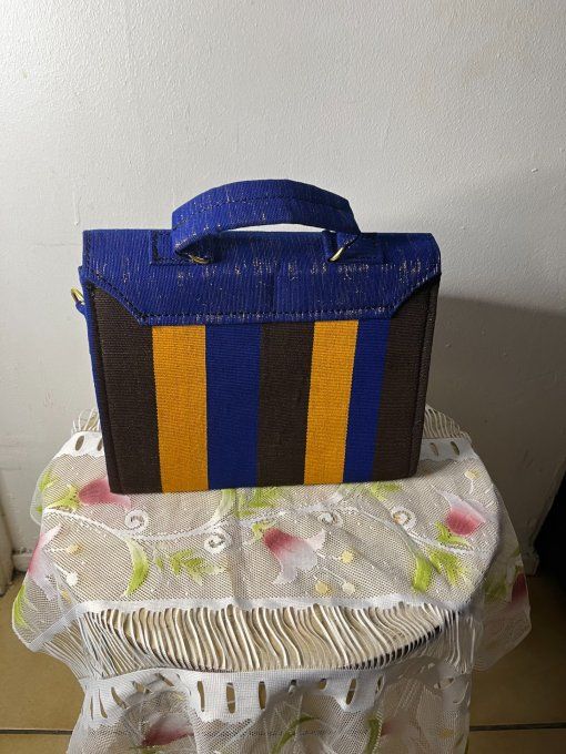 SAC A MAIN  en pagne TISSE  confortable, faciles à porter à la main ou en bandoulière. -