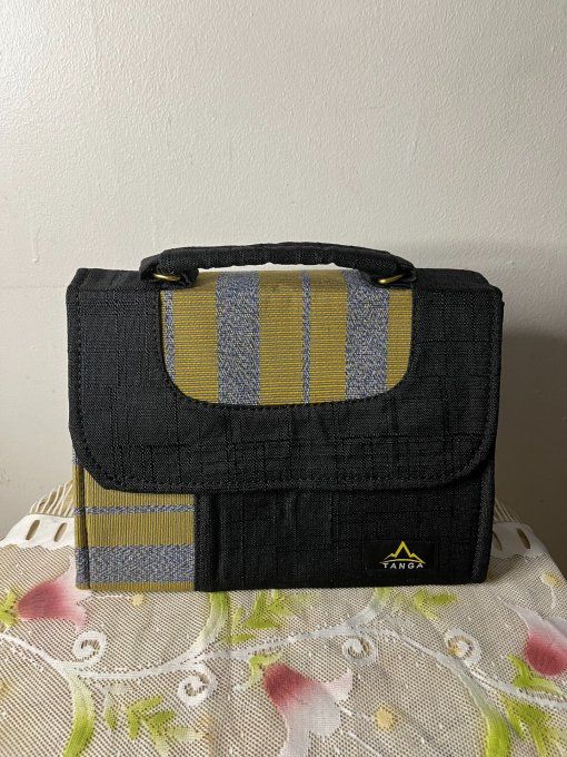 SAC A MAIN  en pagne TISSE  confortable, faciles à porter à la main ou en bandoulière. 