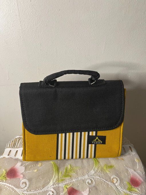 SAC A MAIN  en pagne TISSE  confortable, faciles à porter à la main ou en bandoulière.  -  