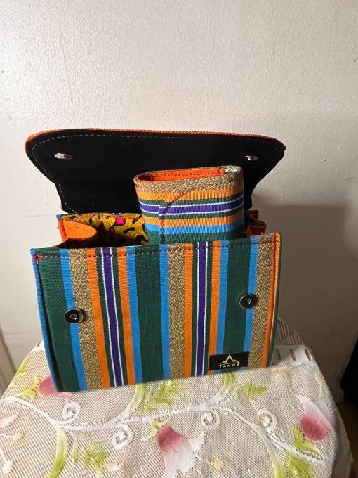 SAC A MAIN  en pagne TISSE  confortable, faciles à porter à la main ou en bandoulière.  -  
