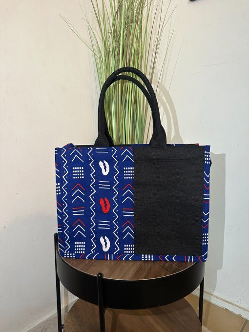 SAC A MAIN  en pagne BATIK confortable, faciles à porter à l'épaule et en bandoulière.