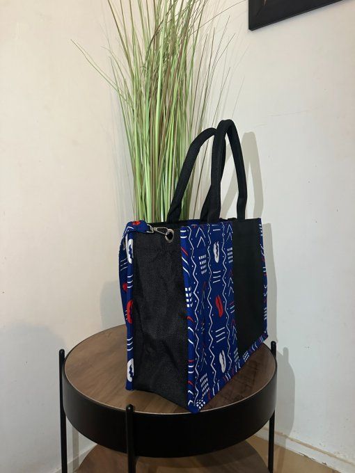 SAC A MAIN  en pagne BATIK confortable, faciles à porter à l'épaule et en bandoulière.